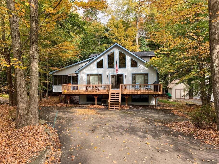 Villa MiaNova A Modern Hideout in the Woods Chalet in Lake Wallenpaupack