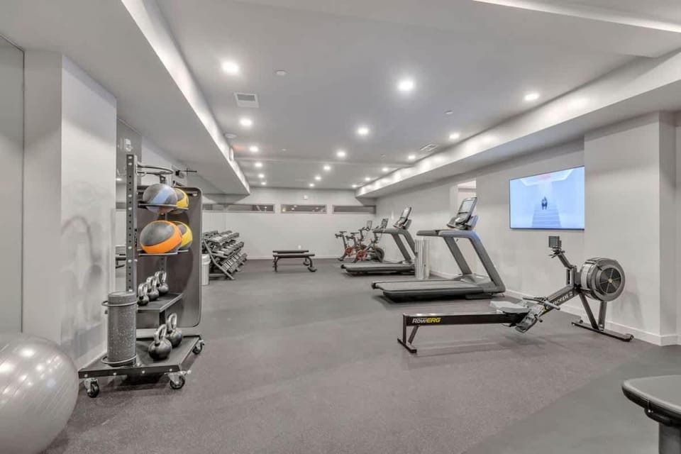 Hyve - Tropical Penthouse - Pool & Gym House in The Gulch