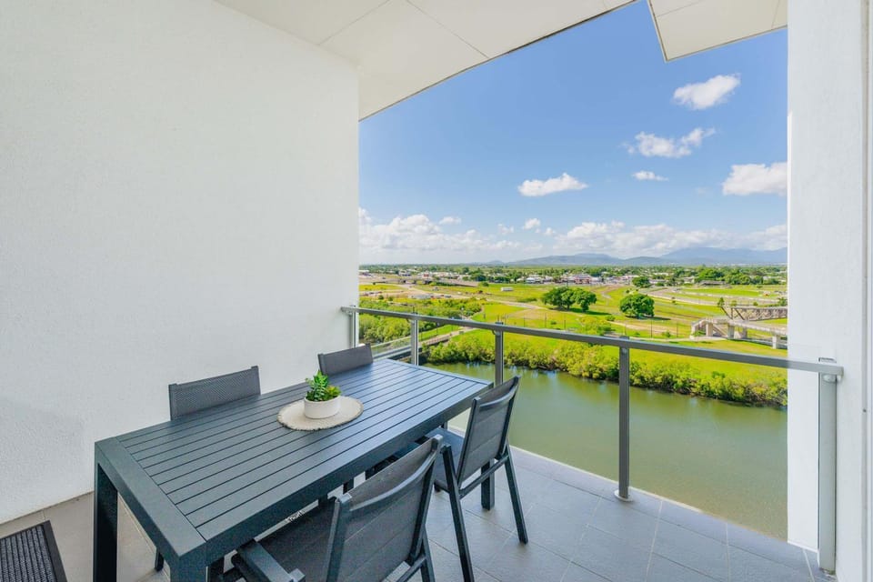 Patio, Day, Natural landscape, View (from property/room), Balcony/Terrace, Dining area, River view