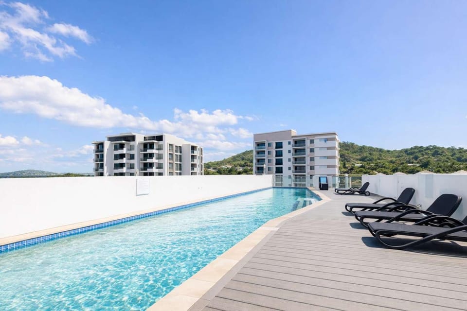 Property building, Patio, Natural landscape, Mountain view, Pool view, Swimming pool, Swimming pool, sunbed