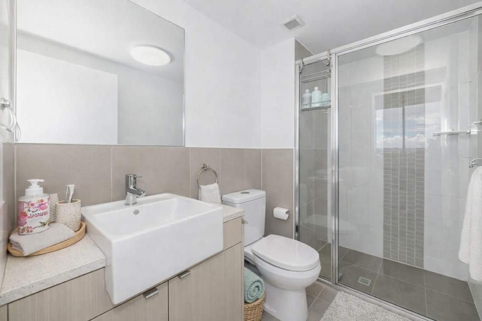 Shower, Toilet, Bathroom, towels