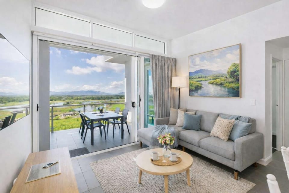 Patio, Natural landscape, View (from property/room), Balcony/Terrace, Living room, Seating area, Dining area, Mountain view, River view