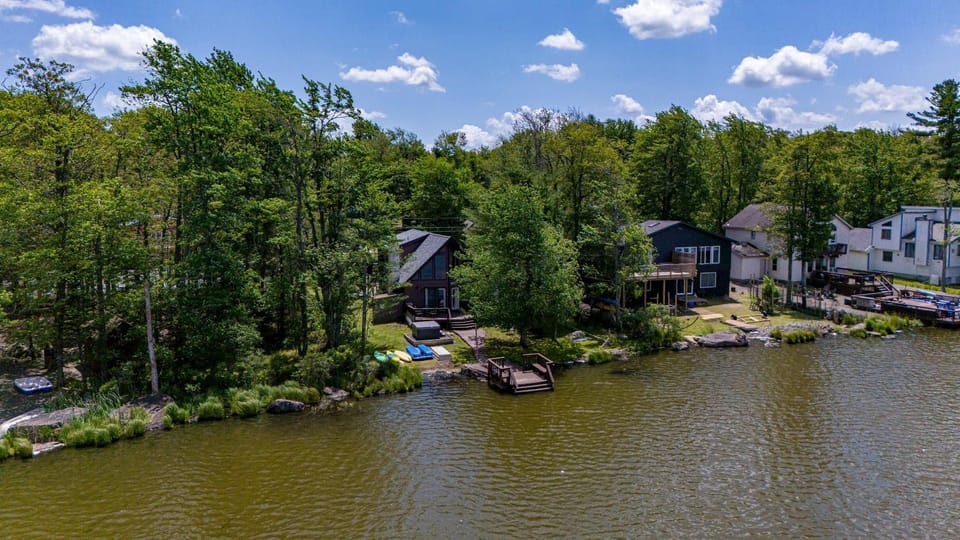 Water Front Dream Hot Tub Fire Pit King Bed House in Coolbaugh Township
