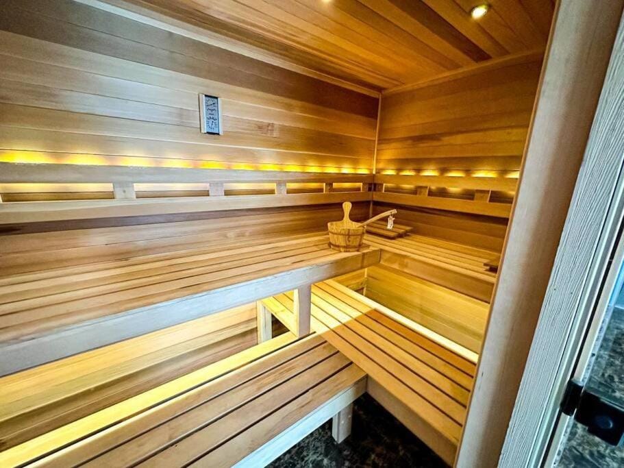 Hot Tub Sauna Steam Room House in Middle Smithfield