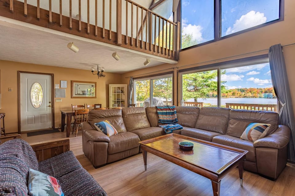 Boardwalk Chalet Lakefront Fire Pit Pet Frie House in Coolbaugh Township