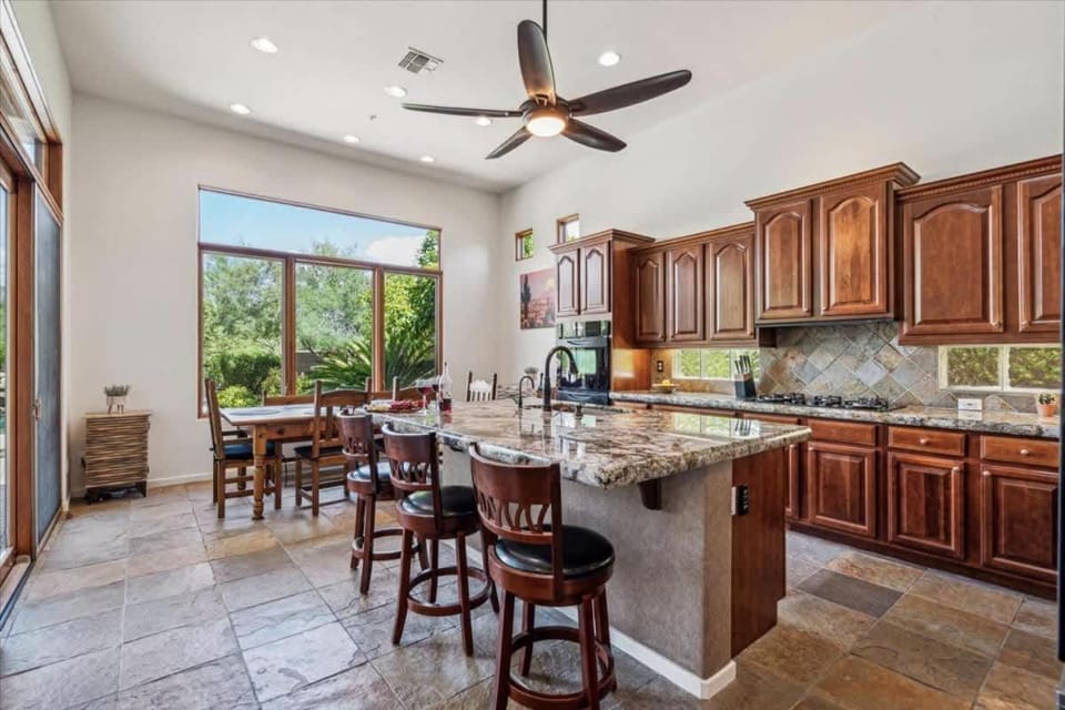 Sunrise Retreat - Backyard Oasis - Beautiful Views House in Fountain Hills