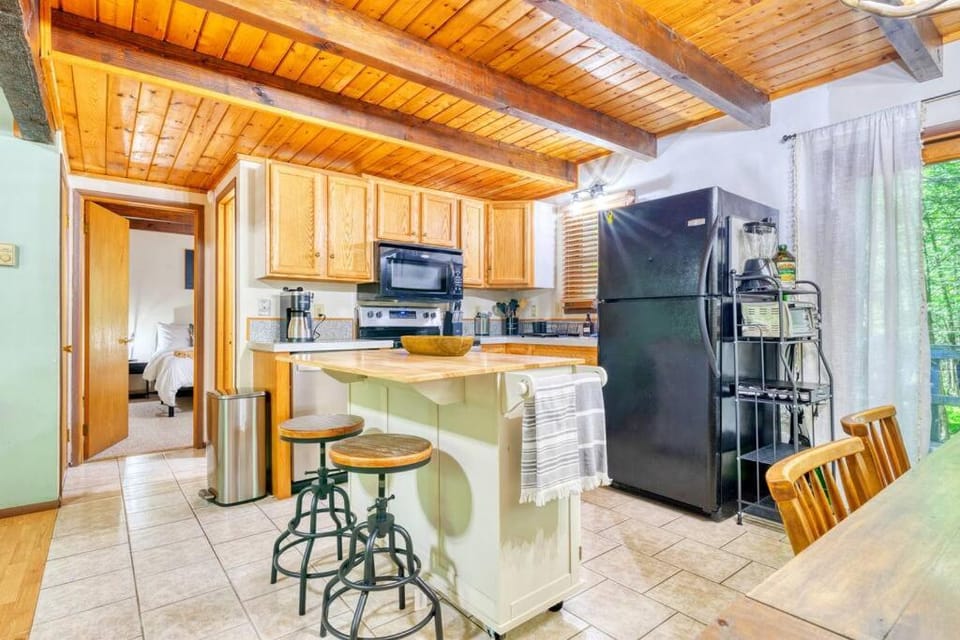 4BDR Hot Tub Game Room House in Pennsylvania