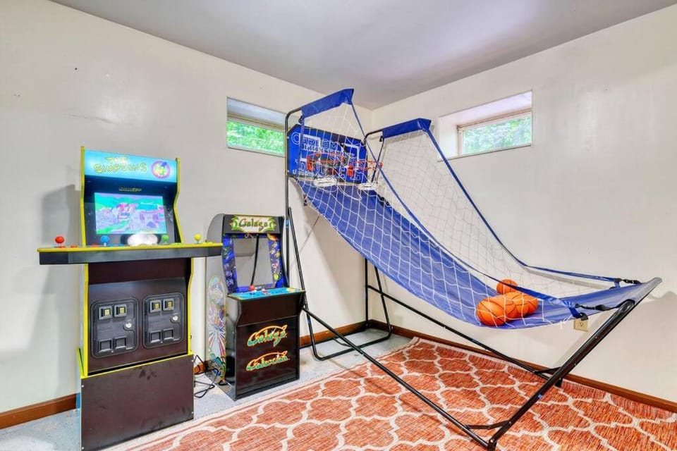 4BDR Hot Tub Game Room House in Pennsylvania