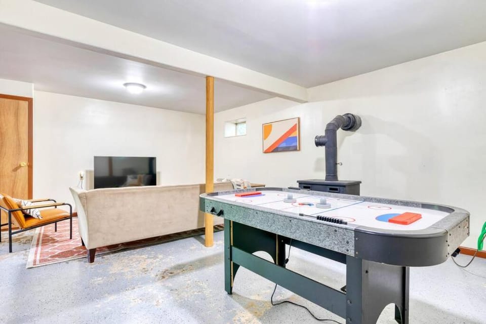 4BDR Hot Tub Game Room House in Pennsylvania