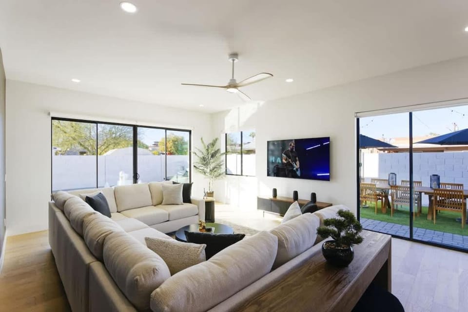 LUXE - Nouveau - Sparkling Pool - Walk to Old Town House in Scottsdale