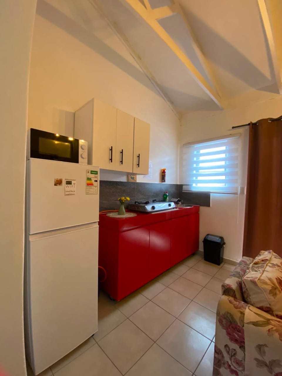 Kitchen or kitchenette, microwave, stove