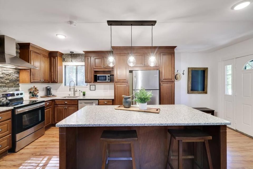 Cozy 3 BR Game Area Fire Pit House in Stroud Township