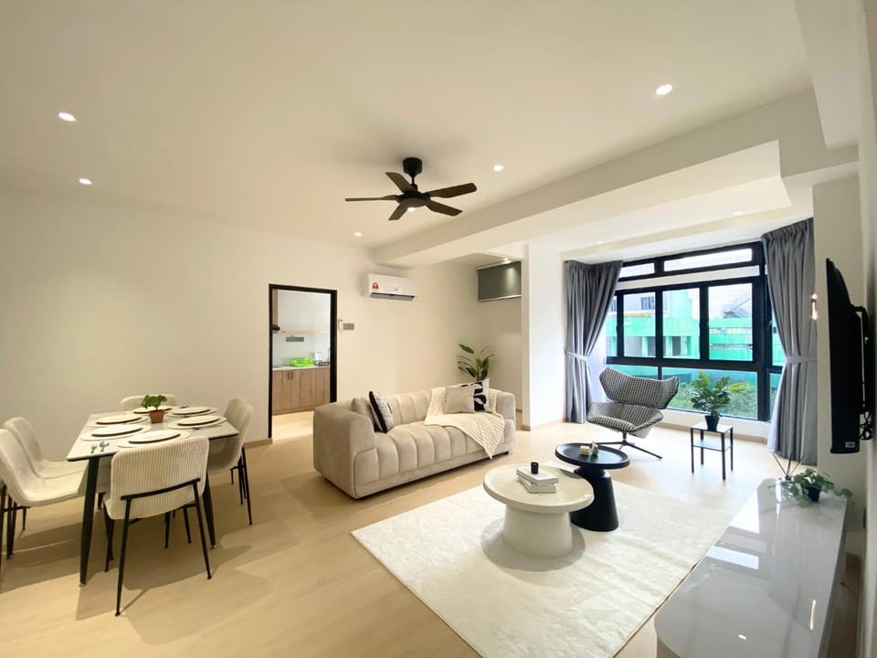 TV and multimedia, Living room, Photo of the whole room, Seating area, Dining area