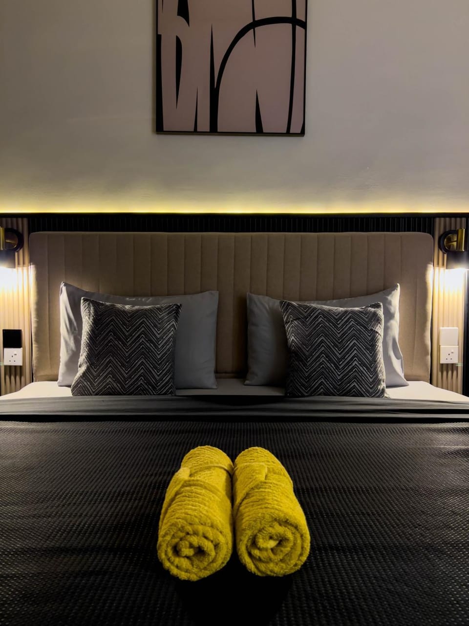 Bed, Photo of the whole room, Bedroom, towels