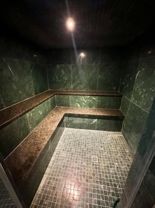 Seven Oaks Hot Tub Sauna POOL Game Room House in Middle Smithfield