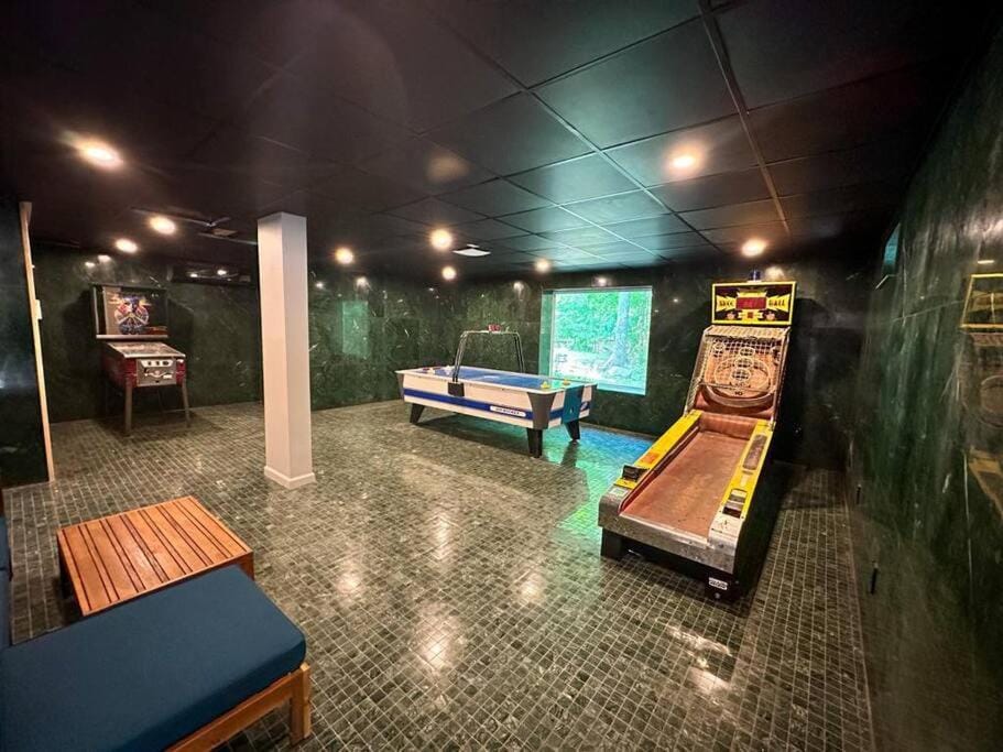 Seven Oaks Hot Tub Sauna POOL Game Room House in Middle Smithfield