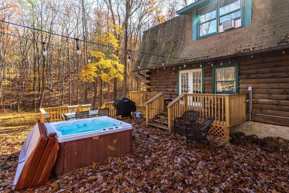 Seven Oaks Hot Tub Sauna POOL Game Room House in Middle Smithfield
