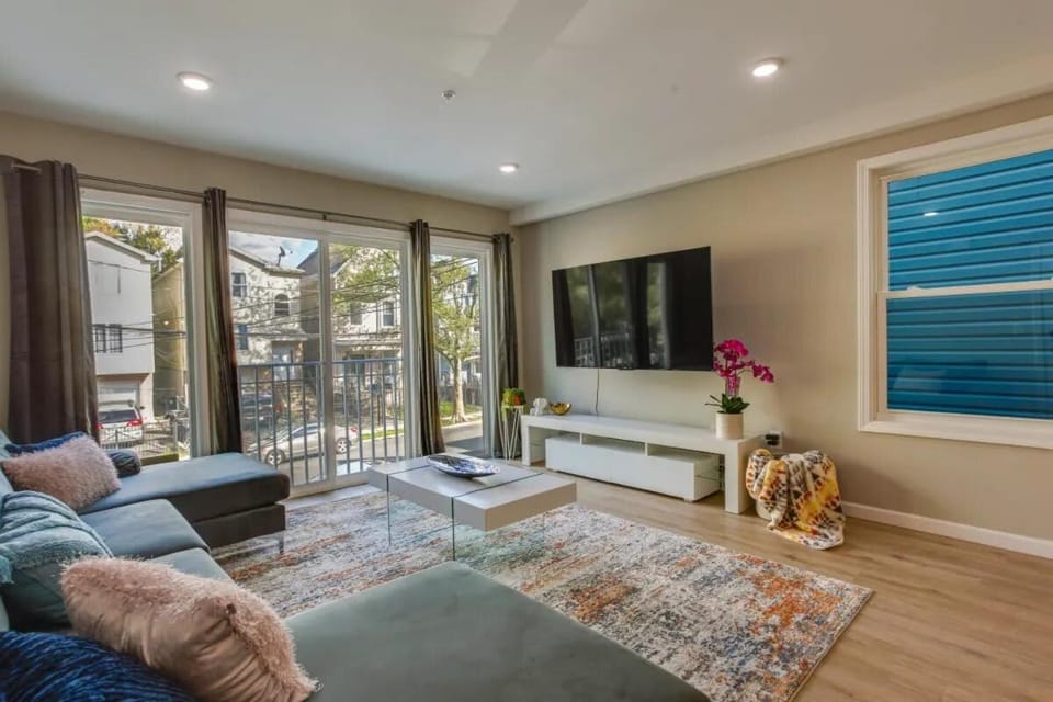 Spacious 6 Bedroom Home with NYC Access & Parking! House in East Orange