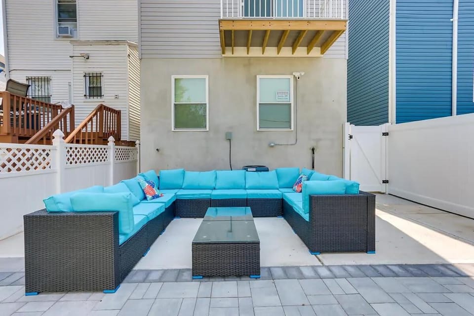 Spacious 6 Bedroom Home with NYC Access & Parking! House in East Orange
