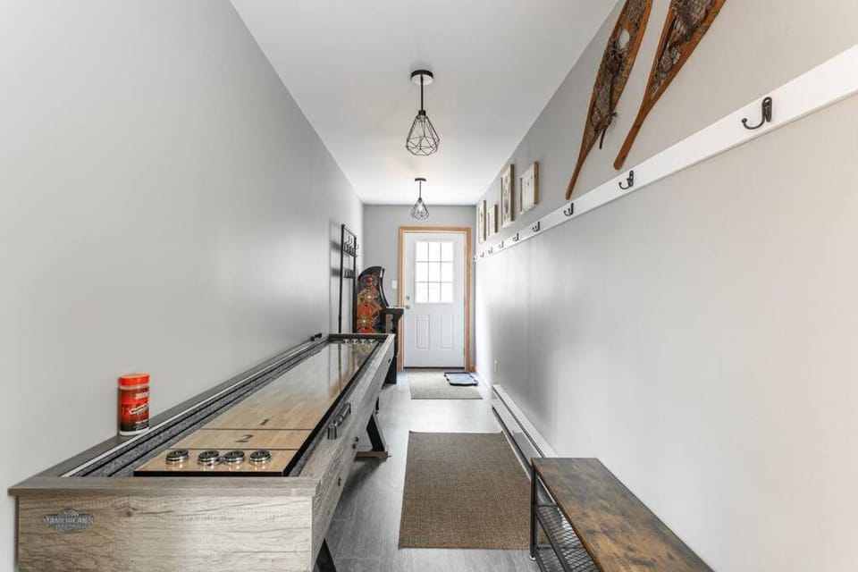 Game Area Open Concept 4 BDR House in Pocono Mountains