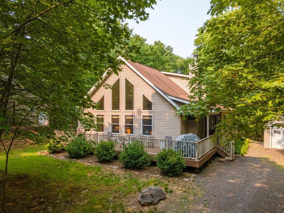 Game Area Open Concept 4 BDR House in Pocono Mountains