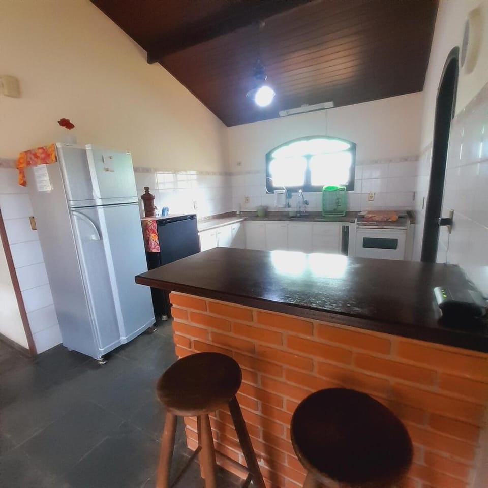 Casa com piscina e churrasqueira a 100 metros da praia House in São Sebastião