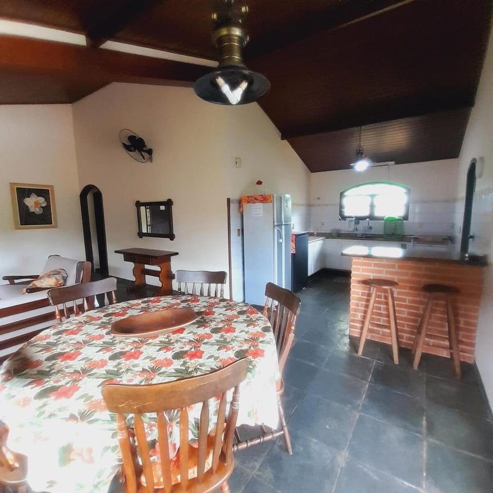 Casa com piscina e churrasqueira a 100 metros da praia House in São Sebastião