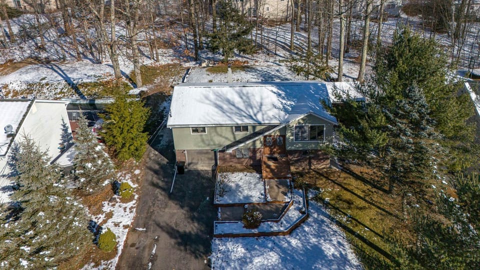 The Woodland Escape Pool Table Fire Pit 4 BD House in Coolbaugh Township
