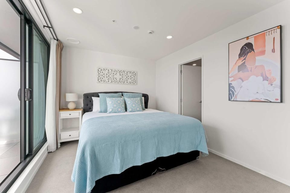 Modern Penthouse 3 Bed & 2 Bath-Skytower View-Pool Apartment in Auckland