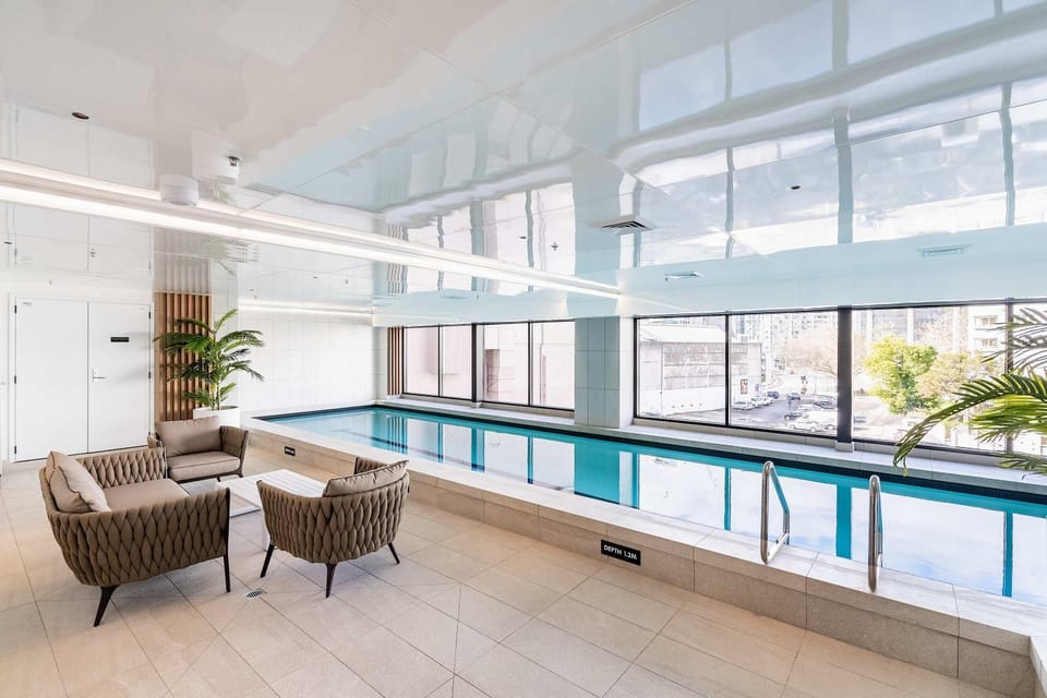 Modern Penthouse 3 Bed & 2 Bath-Skytower View-Pool Apartment in Auckland