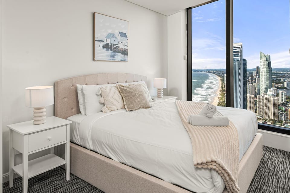 Bed, View (from property/room), Photo of the whole room, Bedroom, City view, Sea view