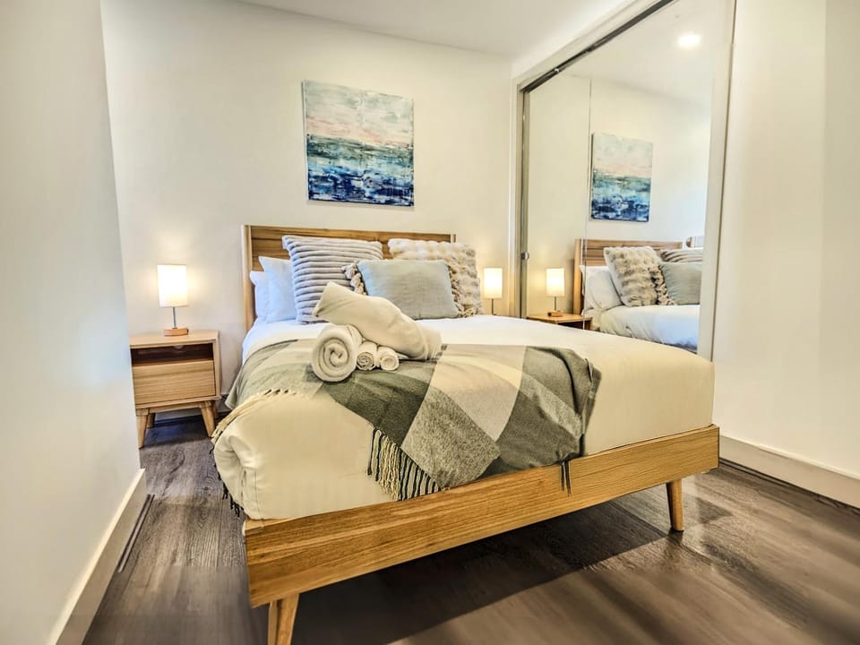 Spacious 2BR Apt with Balcony, Parking & Study Desk! Apartment in Melbourne