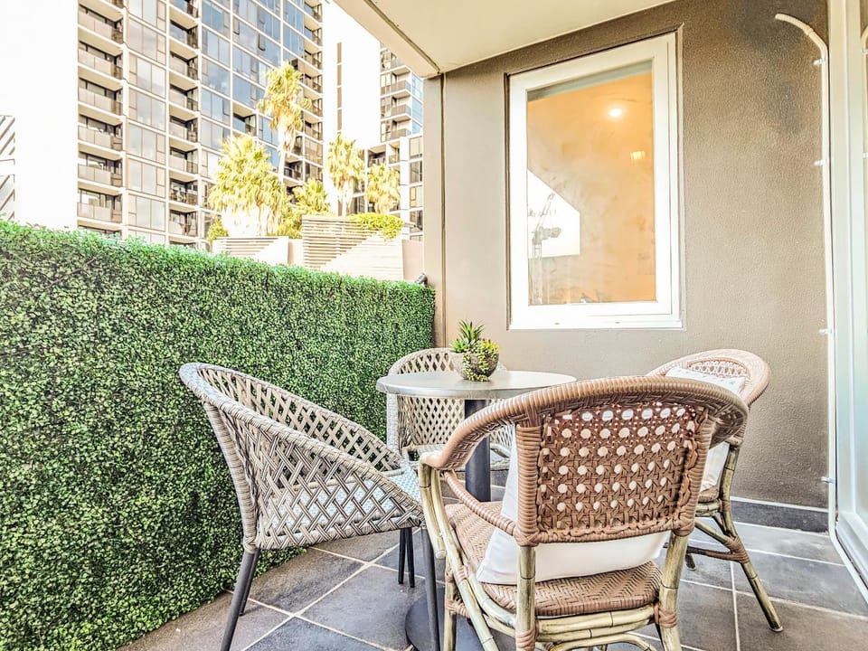 Spacious 2BR Apt with Balcony, Parking & Study Desk! Apartment in Melbourne