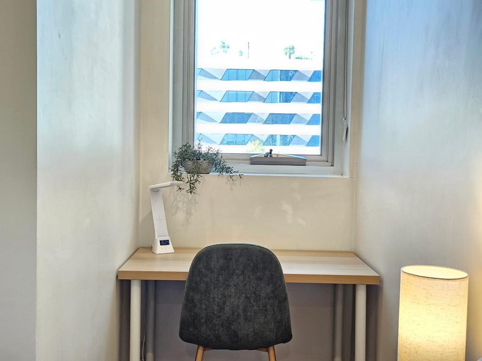 Spacious 2BR Apt with Balcony, Parking & Study Desk! Apartment in Melbourne