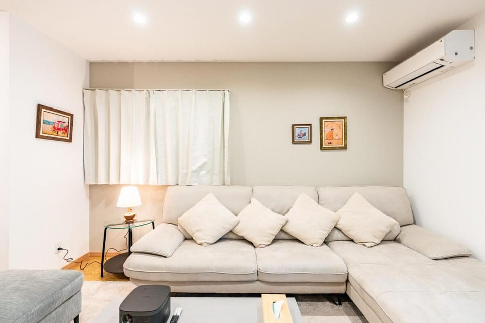 TV and multimedia, Living room, Seating area, air conditioner