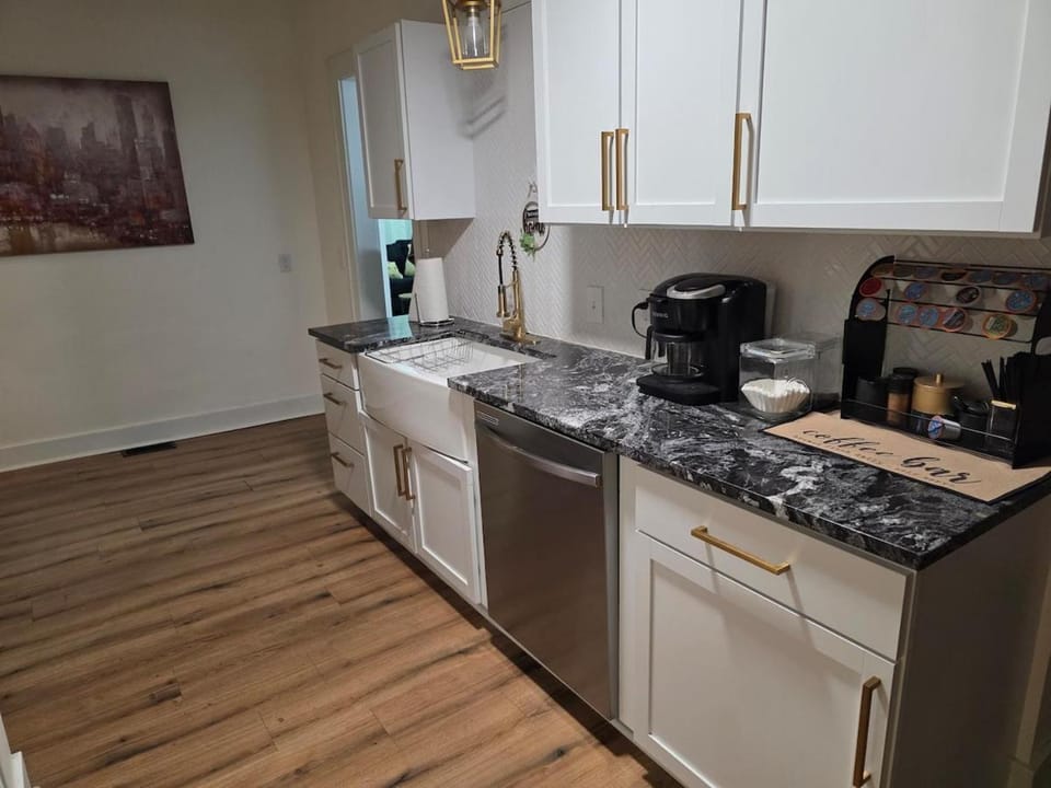 Coffee/tea facilities, Kitchen or kitchenette, dishwasher, stove