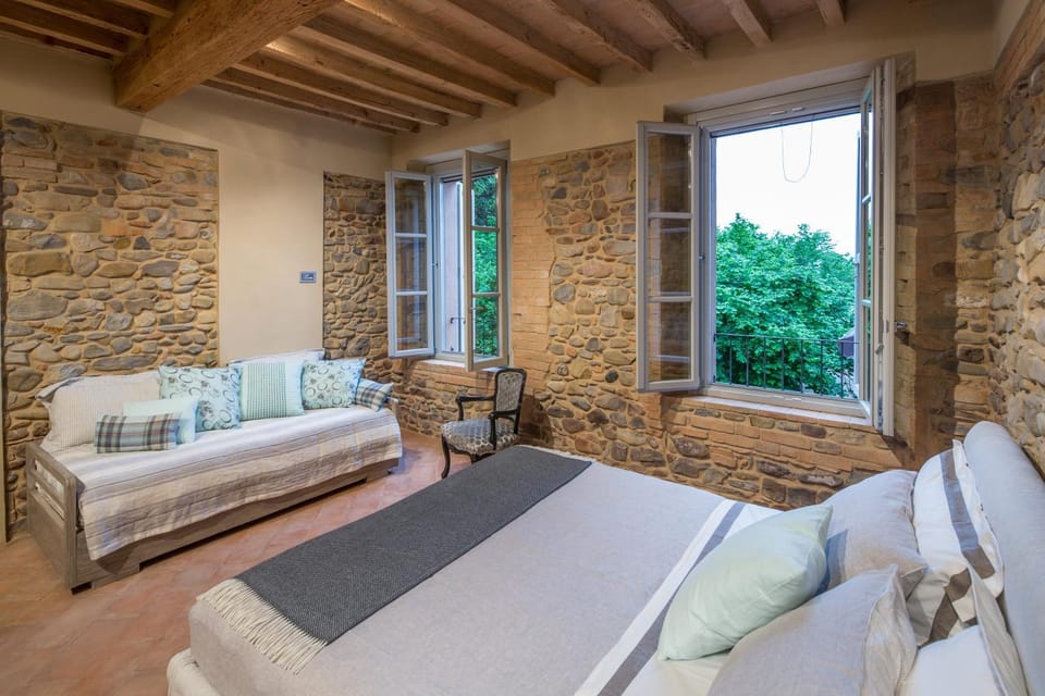 Photo of the whole room, Garden view