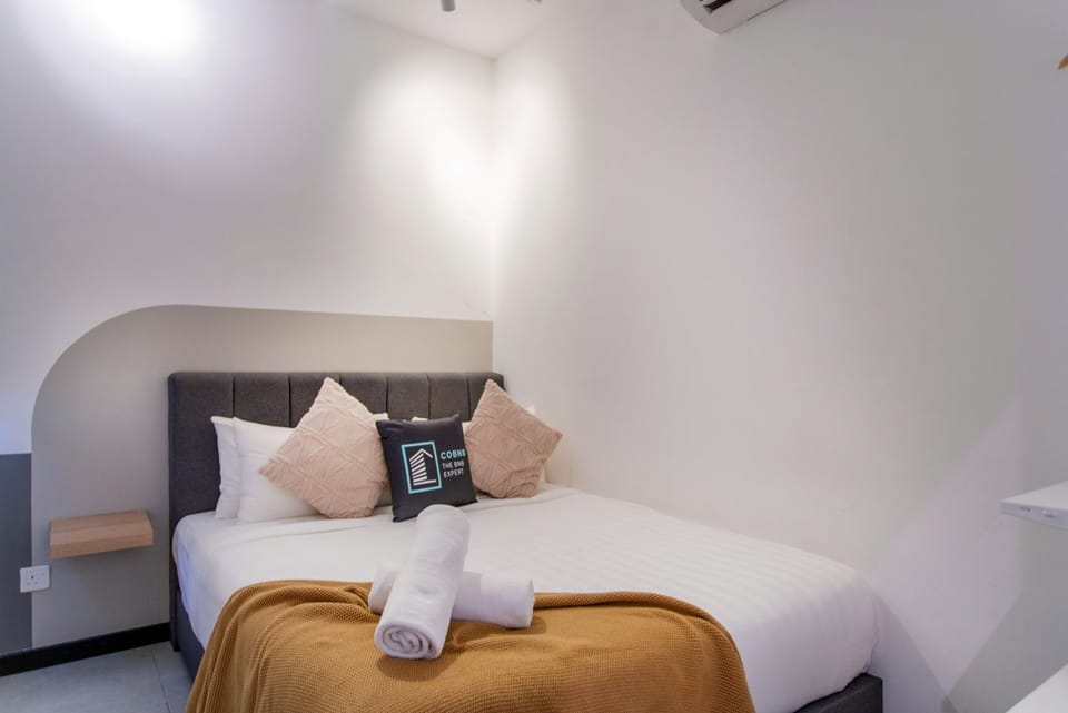 Bed, towels, air conditioner