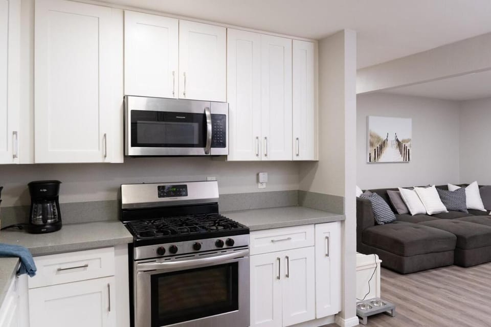 Coffee/tea facilities, Kitchen or kitchenette, oven, stove