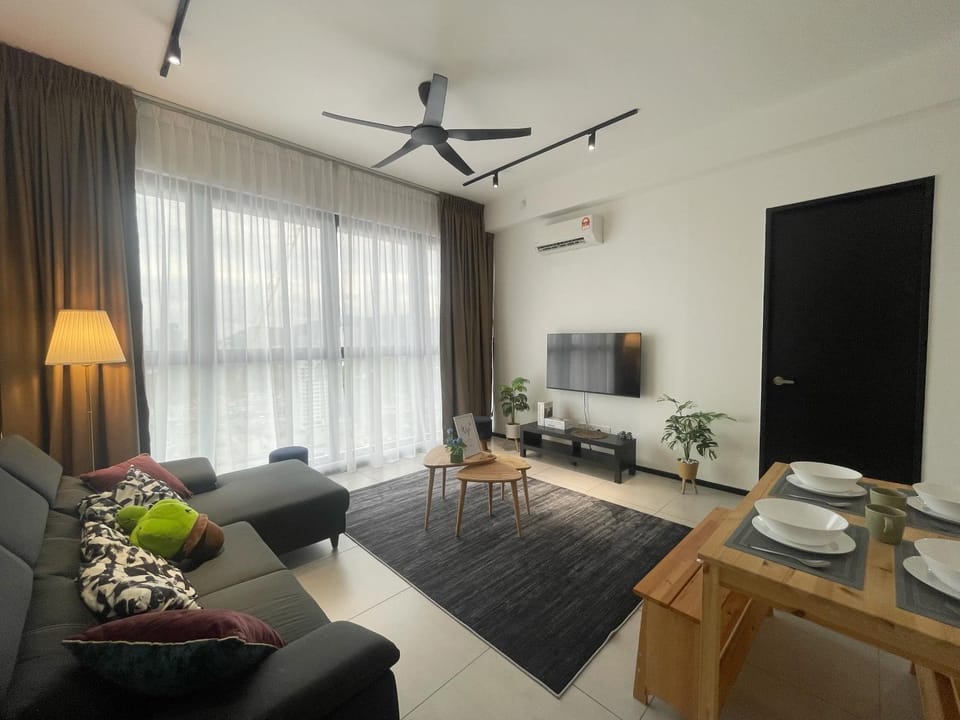 Communal lounge/ TV room, TV and multimedia, Living room, Seating area, air conditioner