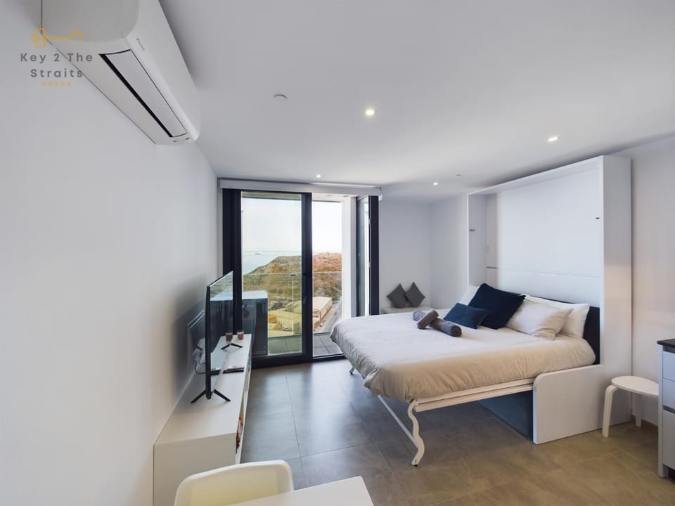 Communal lounge/ TV room, Bed, TV and multimedia, Photo of the whole room, Bedroom, air conditioner