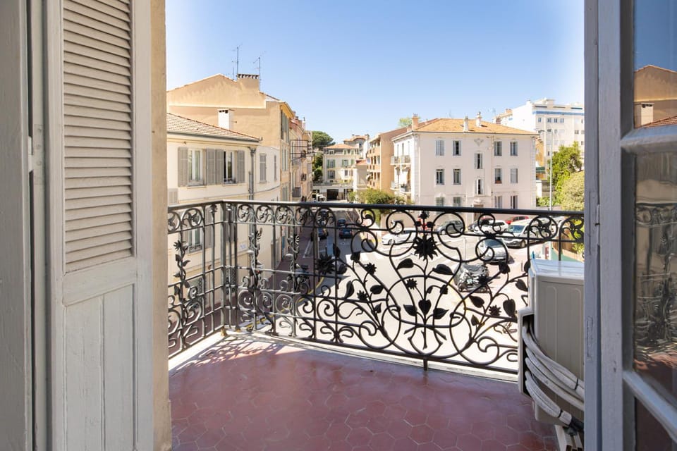 Modern & Stylish Prestige 3 Bedroom apartment with AC & balcony Apartment in Cannes
