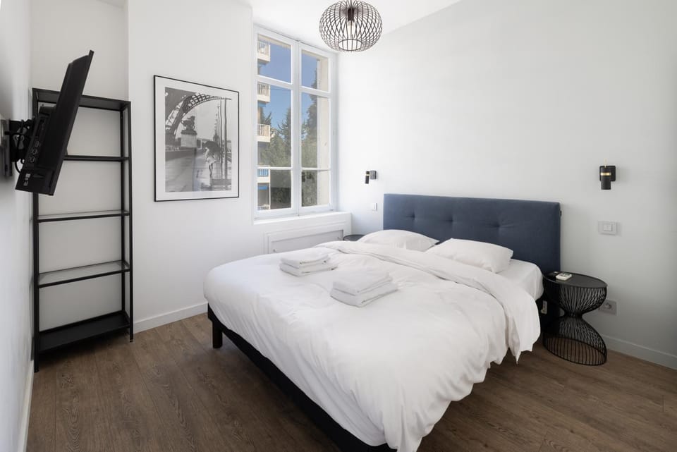 Modern & Stylish Prestige 3 Bedroom apartment with AC & balcony Apartment in Cannes
