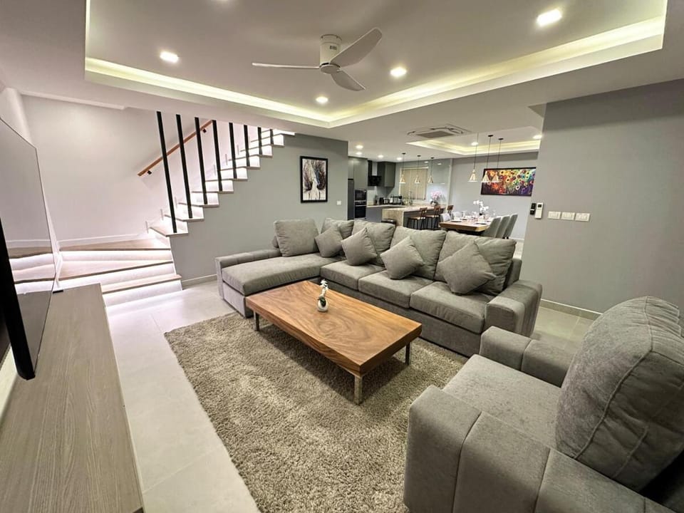 Super Luxury 3 Bedroom Private Pool Villa with Jacuzzi, Near 711, 10 minutes to Walking Street and Pattaya Beach - MT8 Villa in Pattaya City