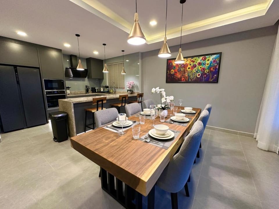 Super Luxury 3 Bedroom Private Pool Villa with Jacuzzi, Near 711, 10 minutes to Walking Street and Pattaya Beach - MT8 Villa in Pattaya City