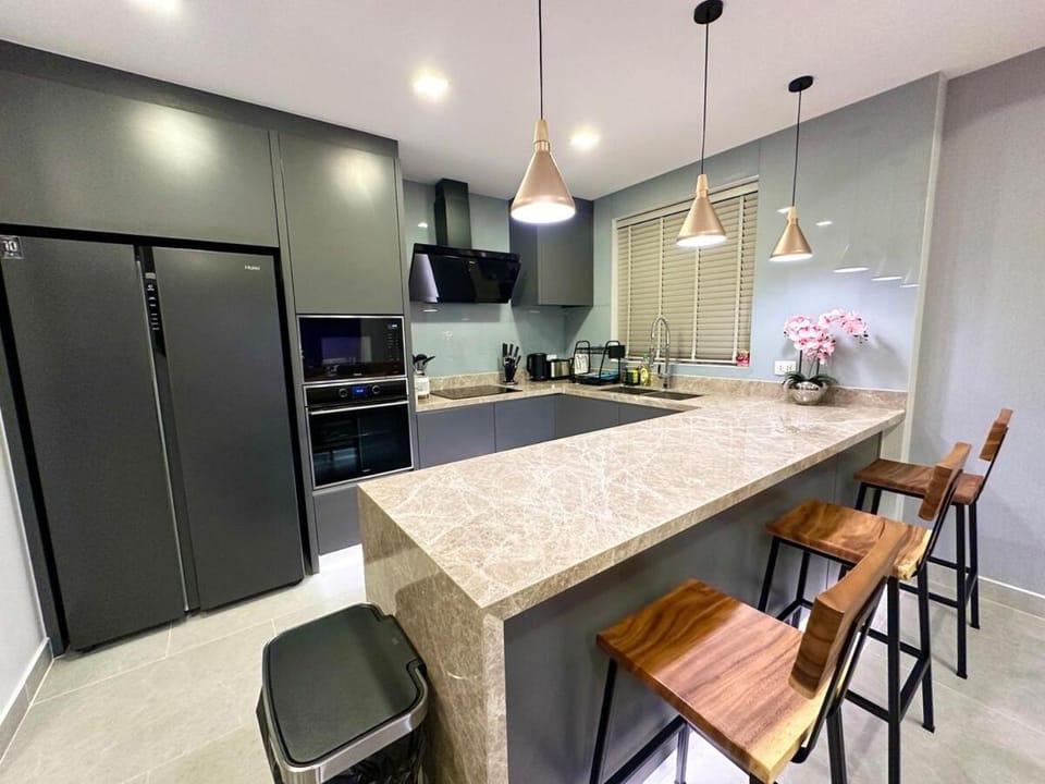 Super Luxury 3 Bedroom Private Pool Villa with Jacuzzi, Near 711, 10 minutes to Walking Street and Pattaya Beach - MT8 Villa in Pattaya City
