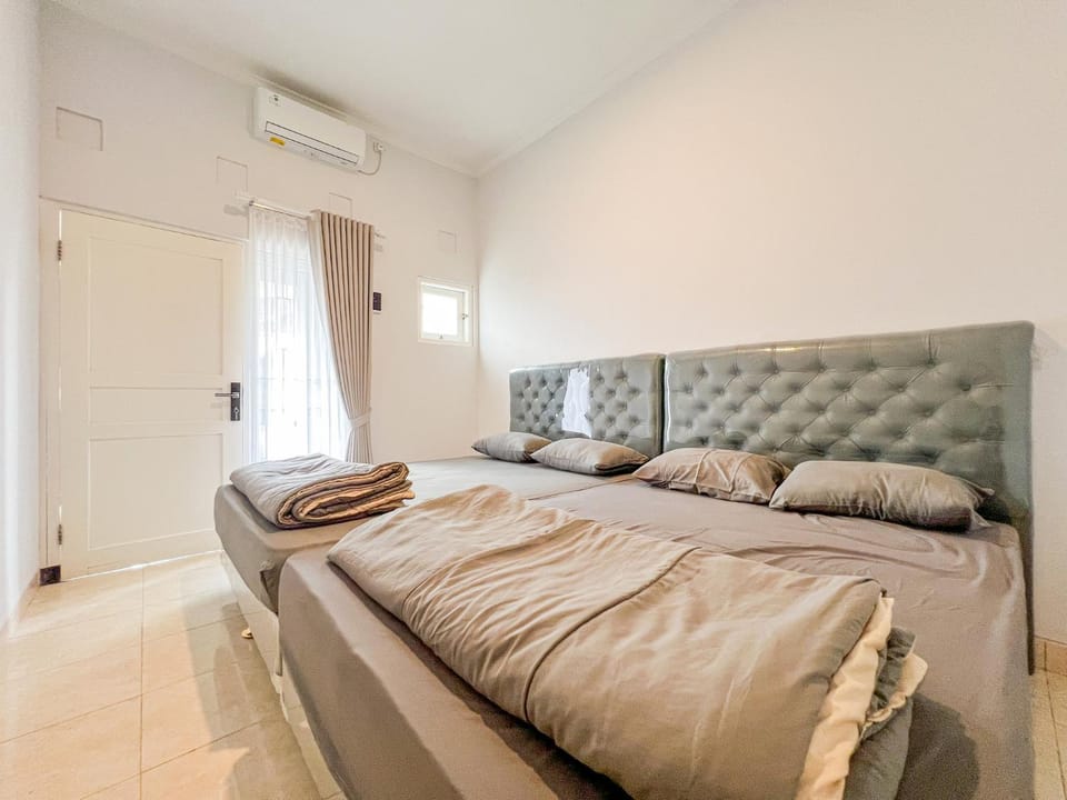 Bed, Bedroom, air conditioner