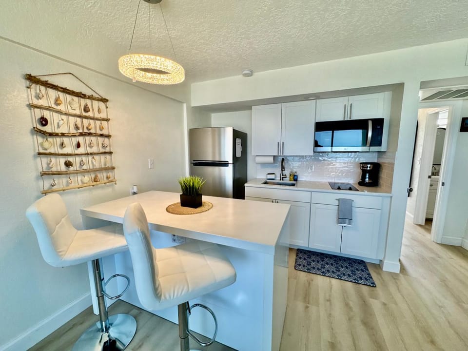 Kitchen or kitchenette, Dining area, stove
