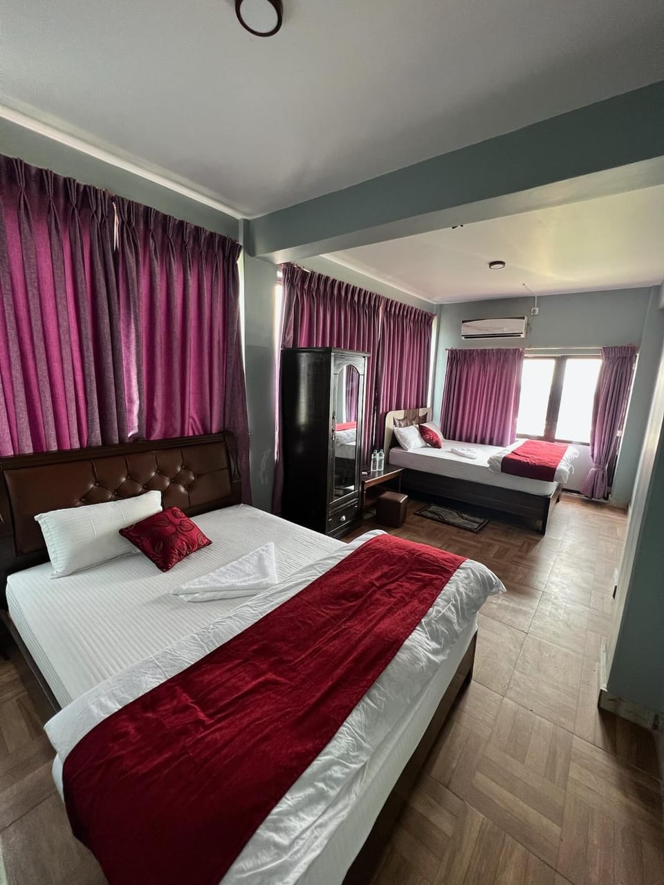 Bed, TV and multimedia, Photo of the whole room, Bedroom