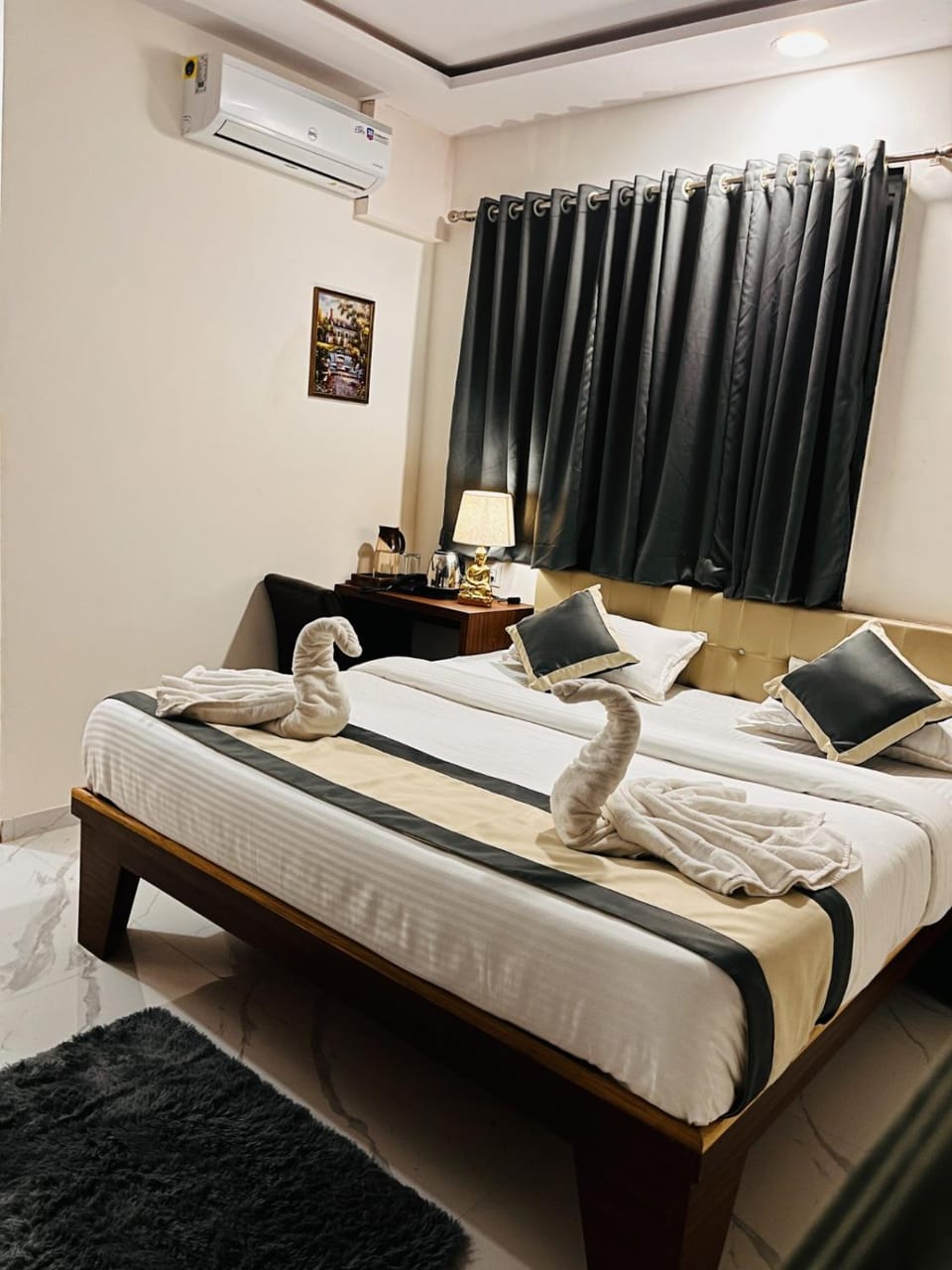 Bed, Living room, Photo of the whole room, Seating area, Bedroom, towels, air conditioner
